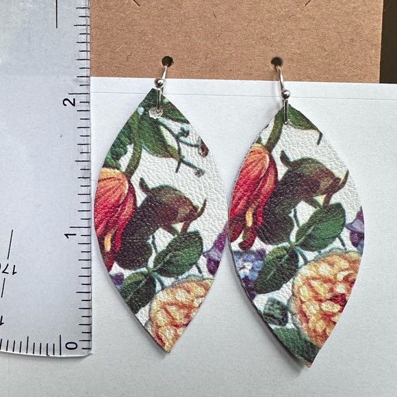 Floral leaf earrings handmade vinyl - Picture 3 of 4